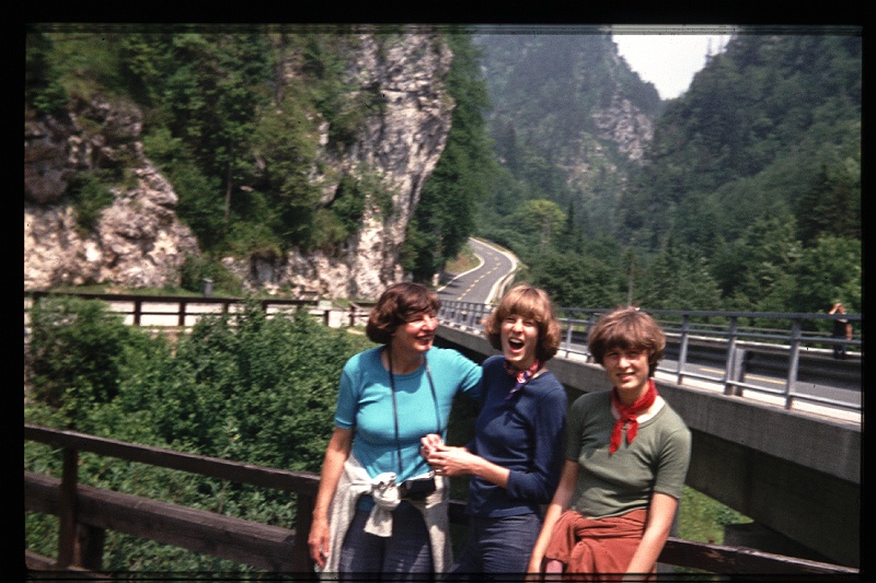 31.Oostenrijk jul 1978 Mama,Brigitte,Marion.JPG